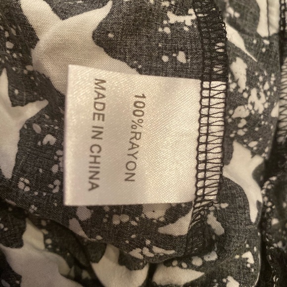 ♣️ 3/$20 RUMOR star deep v-neck romper - Picture 10 of 10